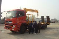東風天龍平板帶隨車吊 多能一體，助力高效物流與工程建設
